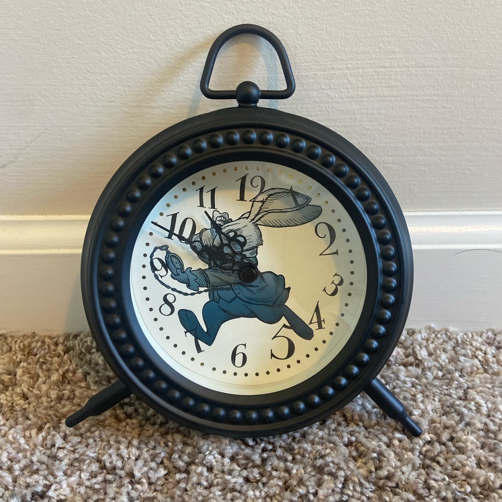 Alice in wonderful clock